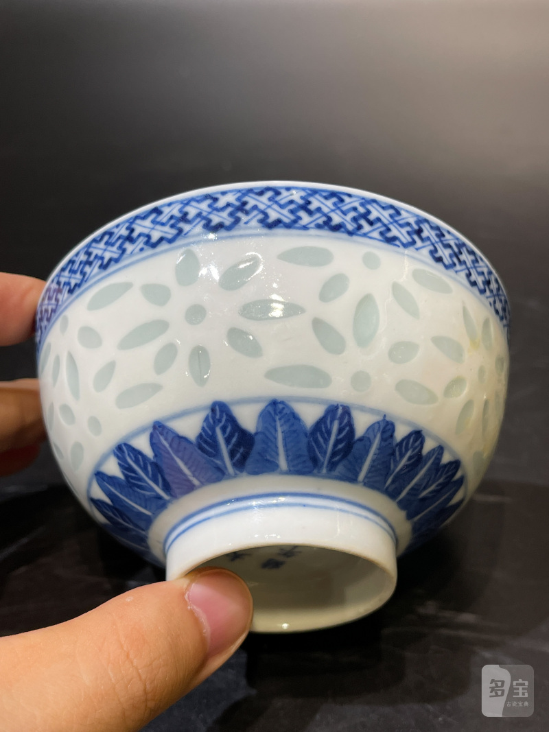 清光绪 青花暗八仙纹玲珑瓷碗 - 图6